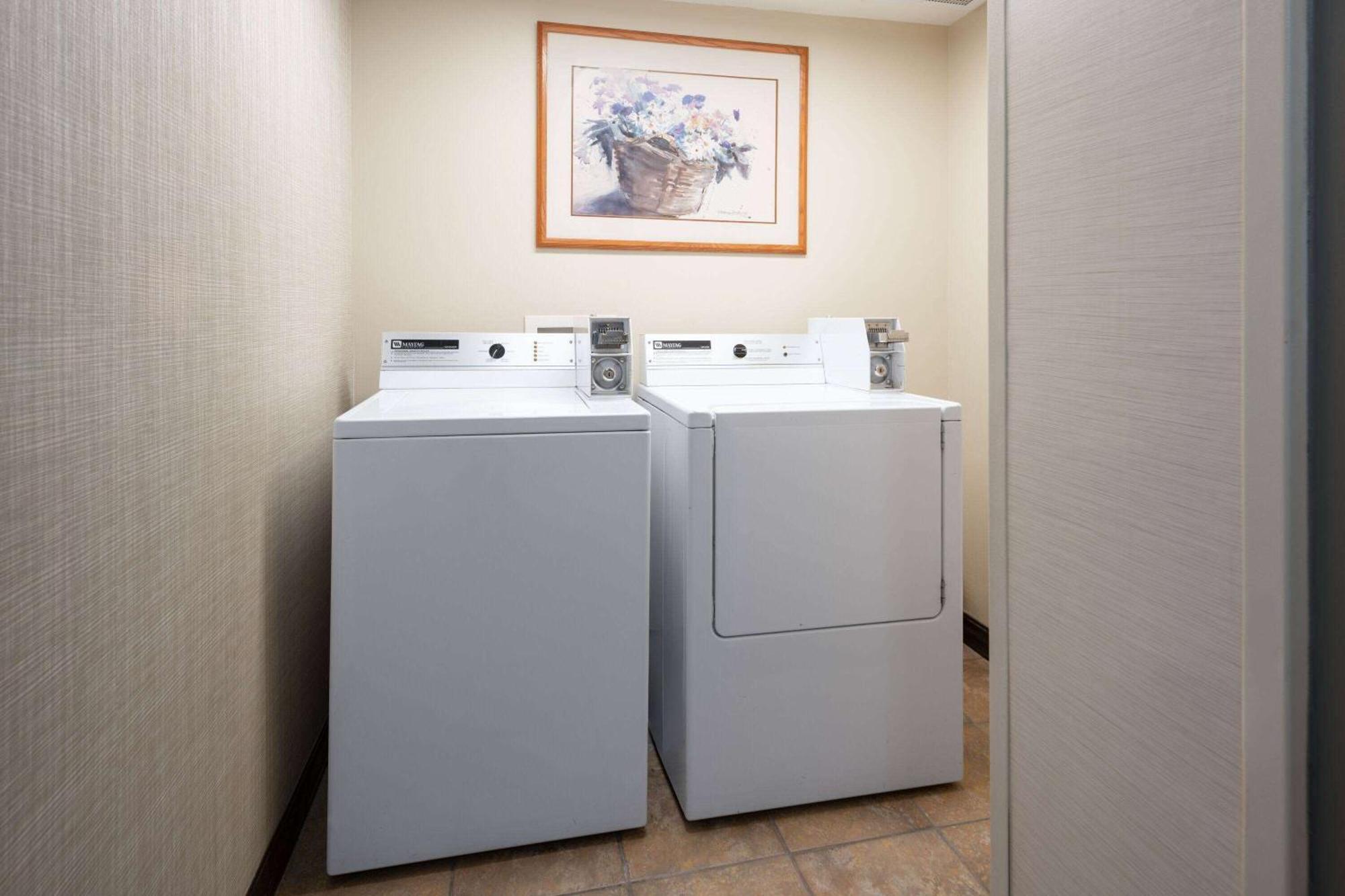Days Inn & Suites By Wyndham Боузман Екстериор снимка