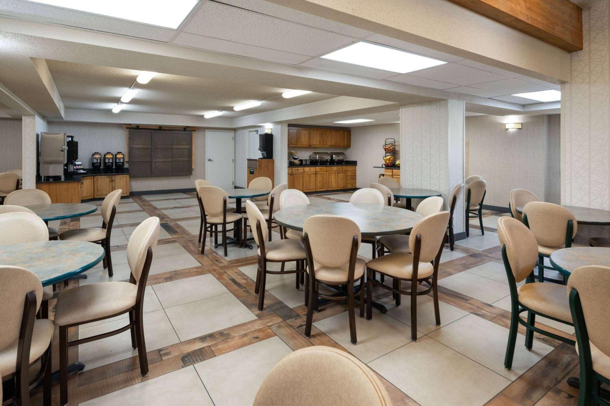 Days Inn & Suites By Wyndham Боузман Екстериор снимка
