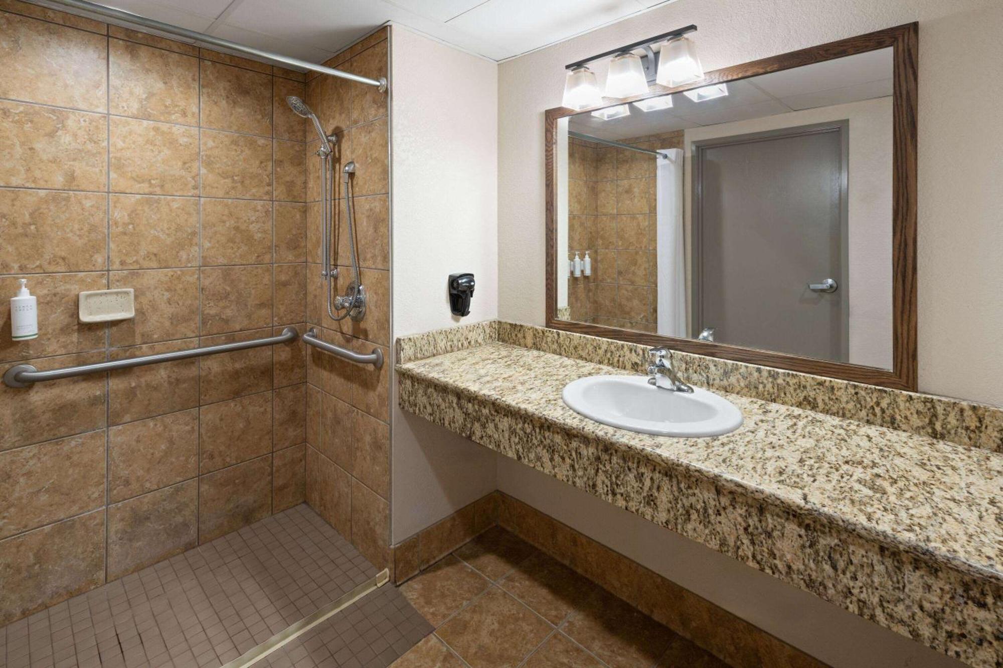 Days Inn & Suites By Wyndham Боузман Екстериор снимка
