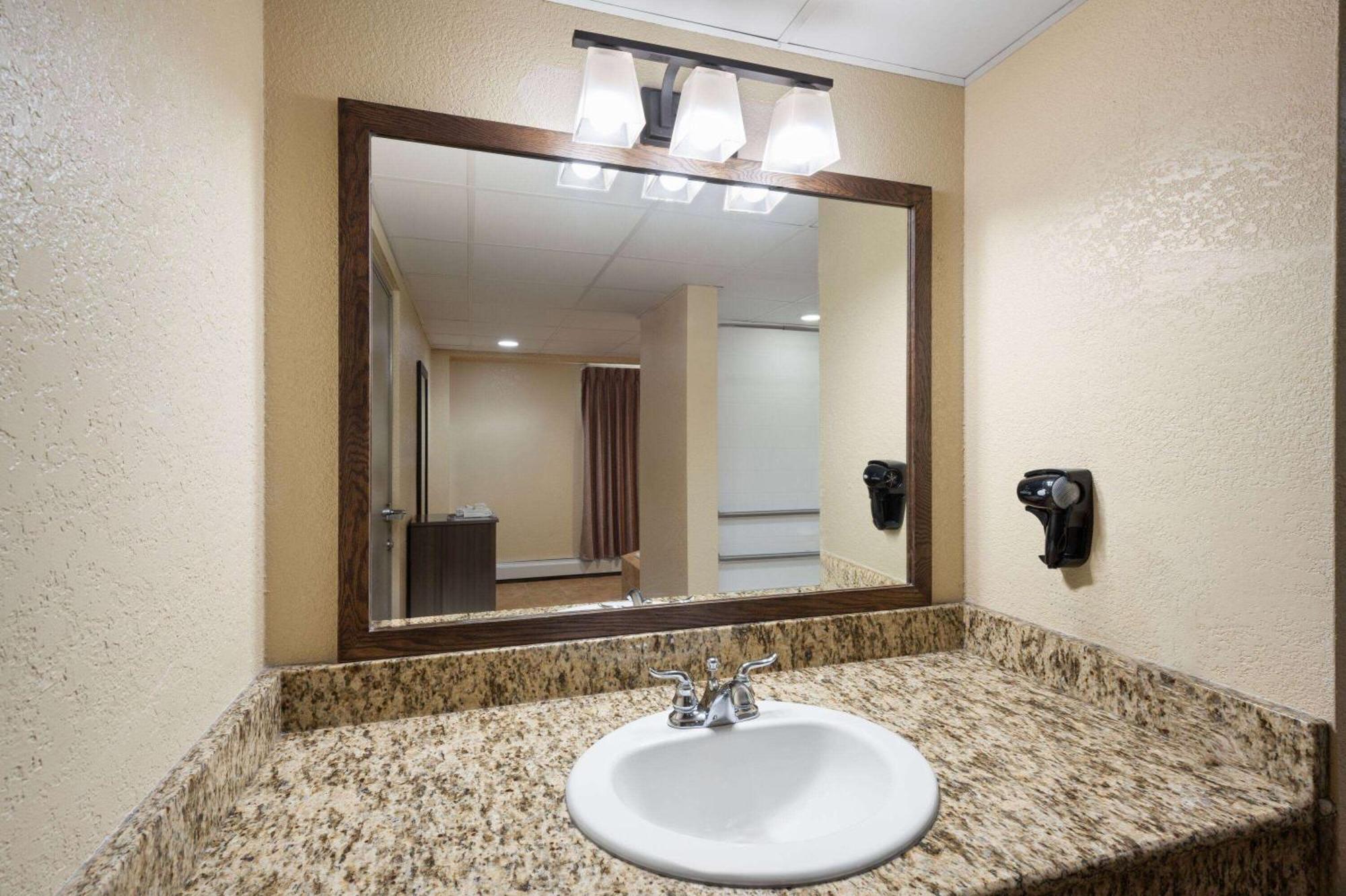 Days Inn & Suites By Wyndham Боузман Екстериор снимка